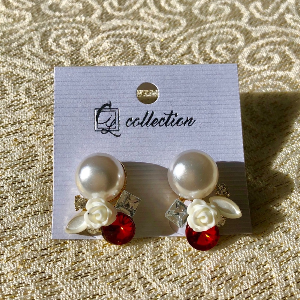 Never Worn Pearl Bouquet Stud Earrings